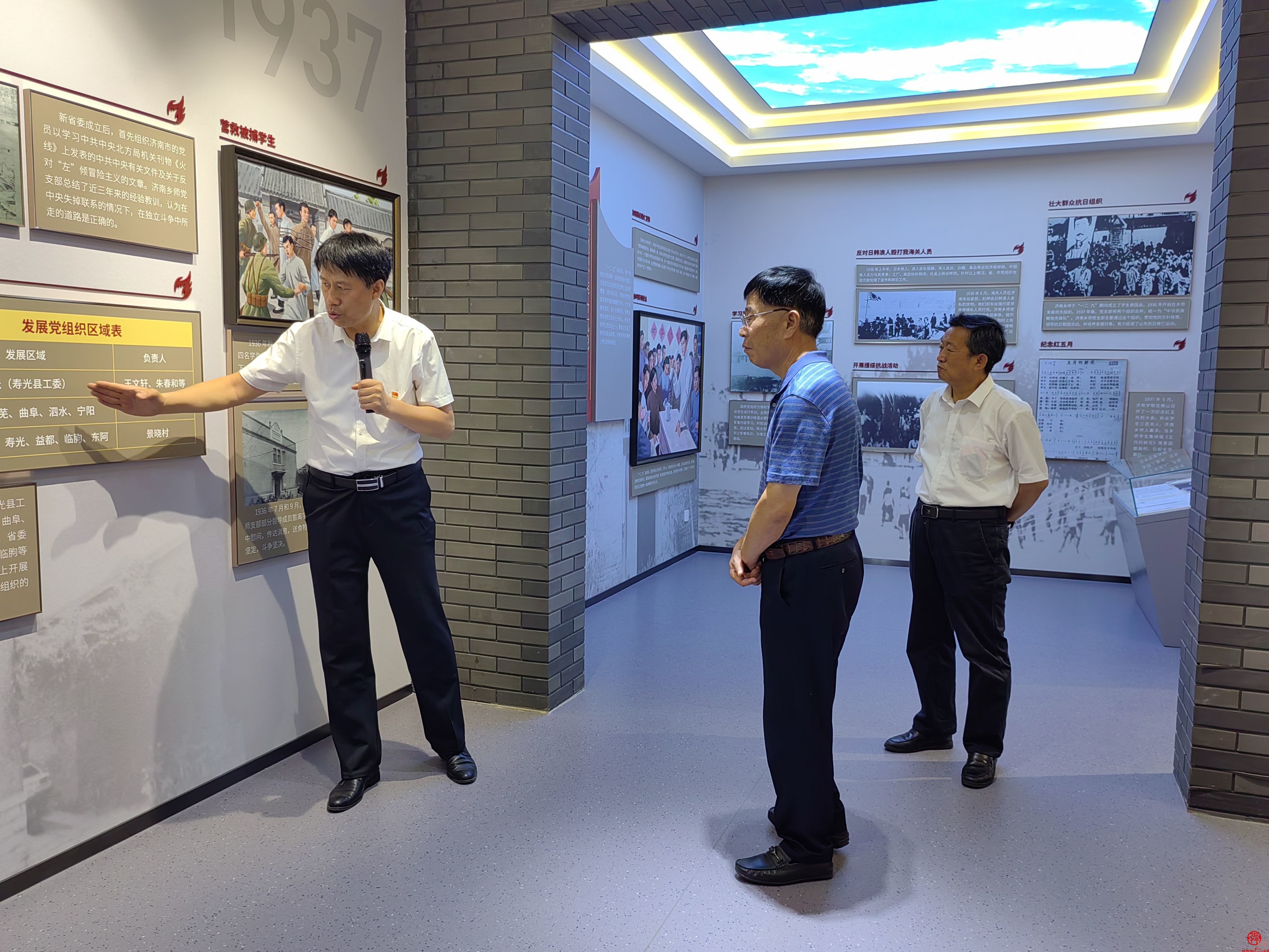 情满校园国家一级美术师李兆顺向明湖中学捐赠波画作品