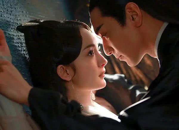 打手机、扔雨伞、黑脸，杨幂被质疑耍大牌到底冤不冤？