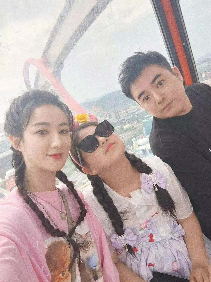 薇娅带女儿疯玩一家三口同框富豪老公罕露面