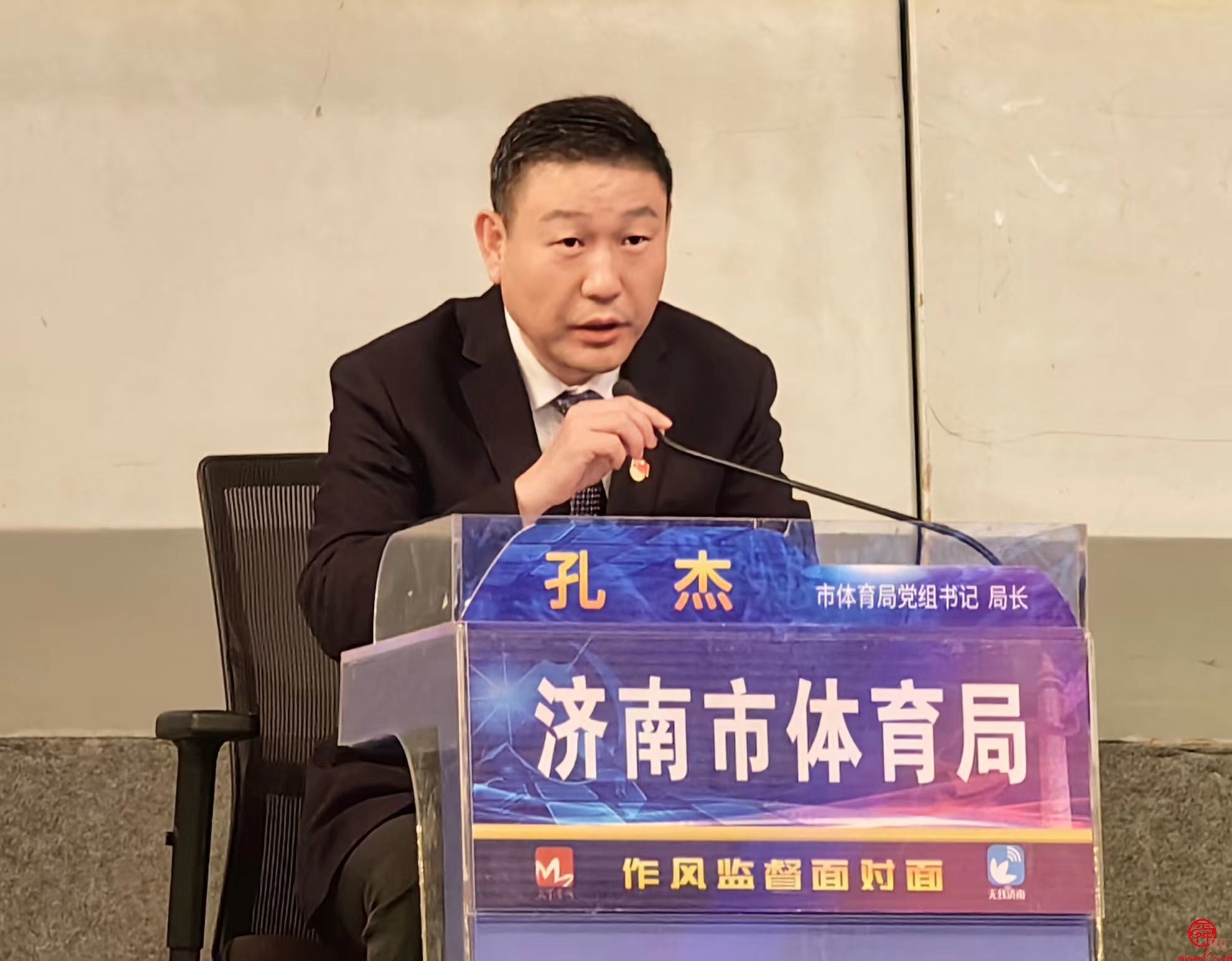 赛事,畅通青少年足球俱乐部参赛渠道等问题,孔杰一一进行了详实的解答