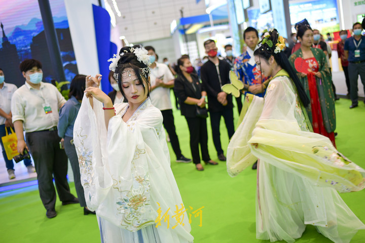 来文旅博览会围观汉服小姐姐 感受汉唐风韵 