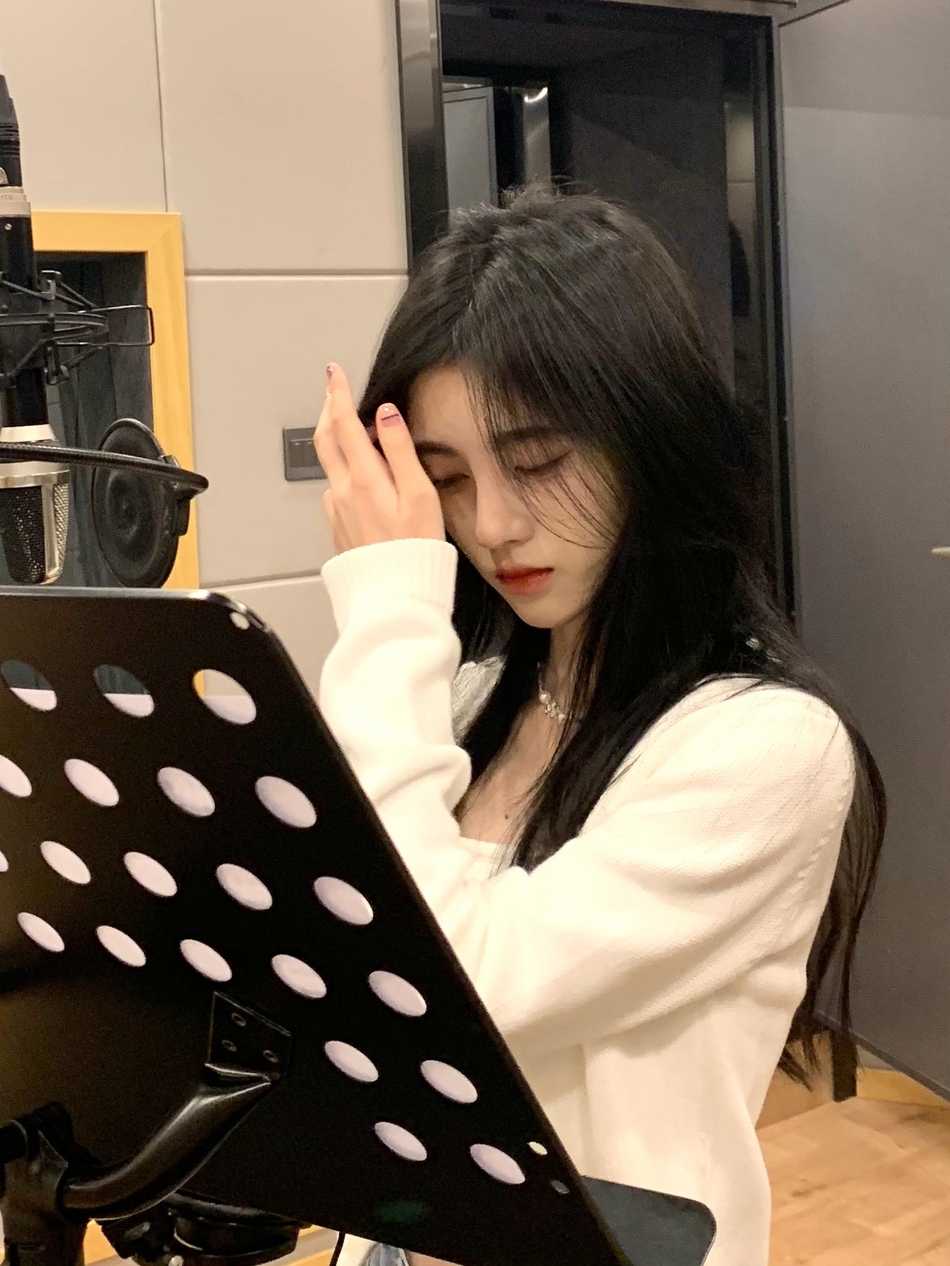 鞠婧祎假期晒库存照依靠车窗长发飘飘侧颜精致