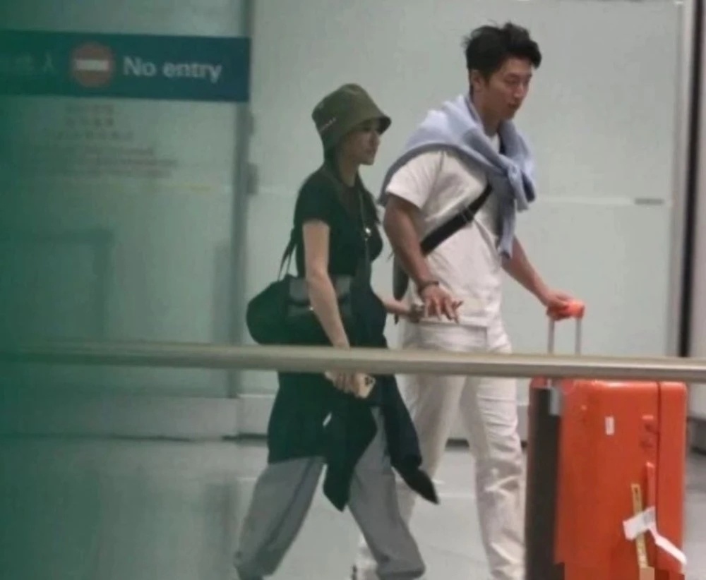 同居|何超莲窦骁疑已同居真的假的？赌王丧礼后何超莲高调秀恩爱暴露两人N多小秘密