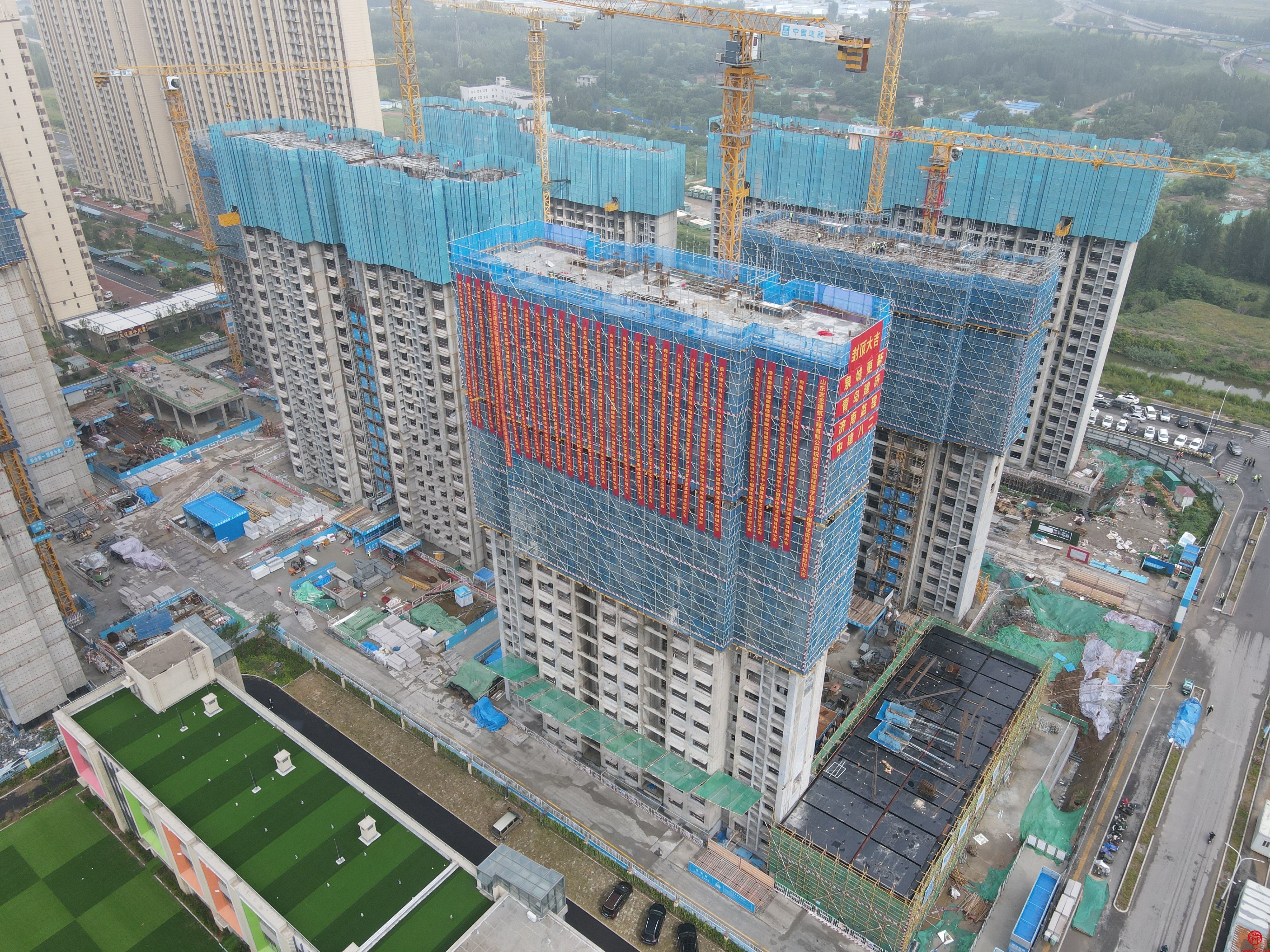 助力西兴济南城投集团首个租赁住房楼体封顶