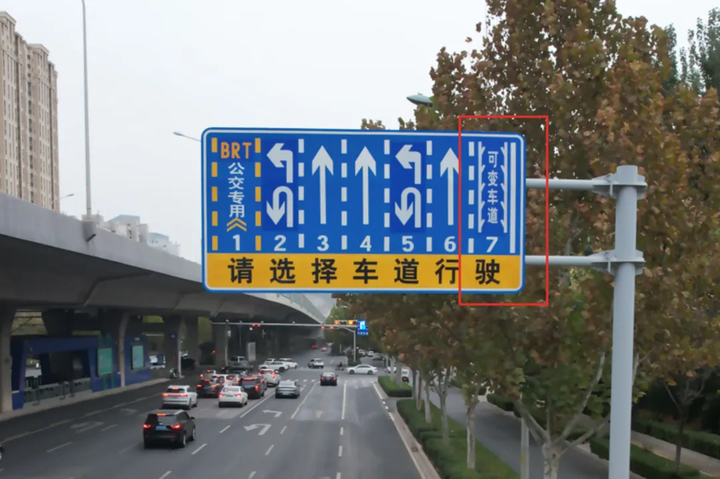 济南首条“周期内直右可变车道”投入使用 实现信号灯与车道功能变化联动