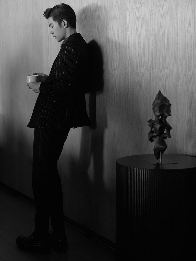 我要评论易烊千玺拍意境黑白写真云雾缭绕间平添一丝忧郁与浪漫