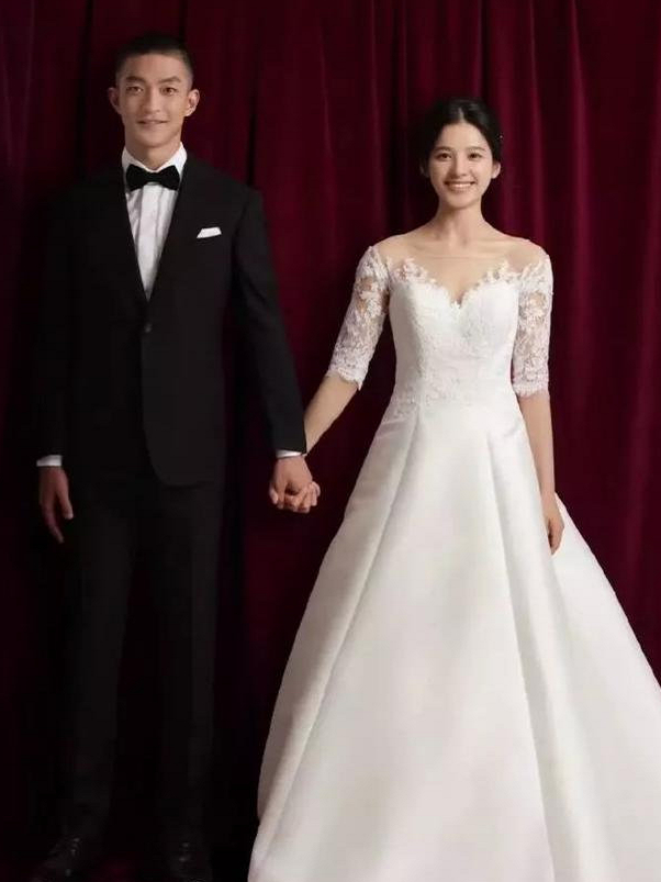 屈楚萧否认恋情，还内涵万籽麟炒作，却遭前任黎梵锤他渣男