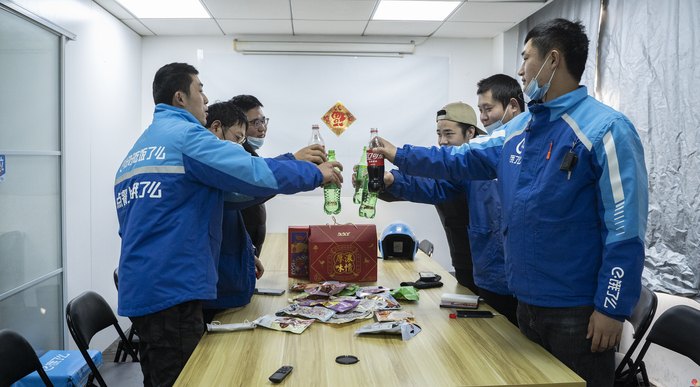 山东蓝骑士自创《骑行者》歌曲火了，他们合拍的mv还将登“骑士春晚”