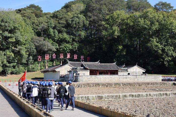 埋头苦干，用新的伟大奋斗创造新的伟业——来自基层蹲点现场的报道