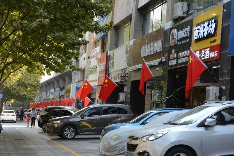 悬挂国旗 喜迎国庆 最美“中国红”扮靓龙洞街道