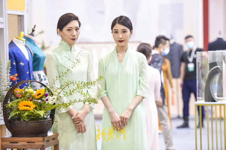 来文旅博览会围观汉服小姐姐 感受汉唐风韵 