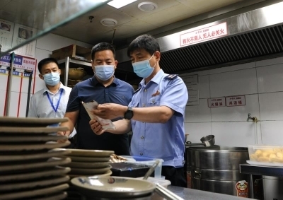 周末查食安聚焦窑头路小餐饮凉皮店操作员未戴口罩帽子被关停