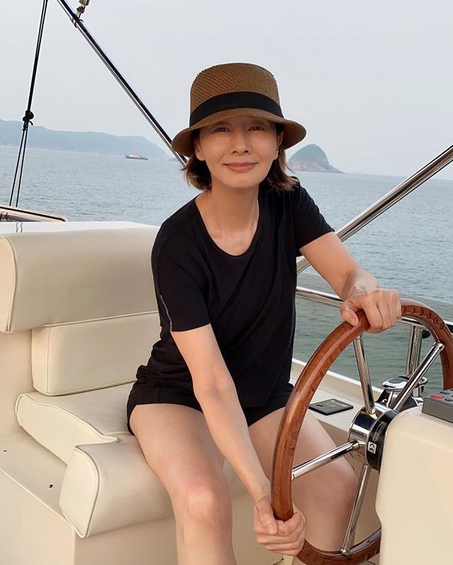 60岁毛舜筠与老公开游艇出海冻龄影后大秀美腿尽显好身材