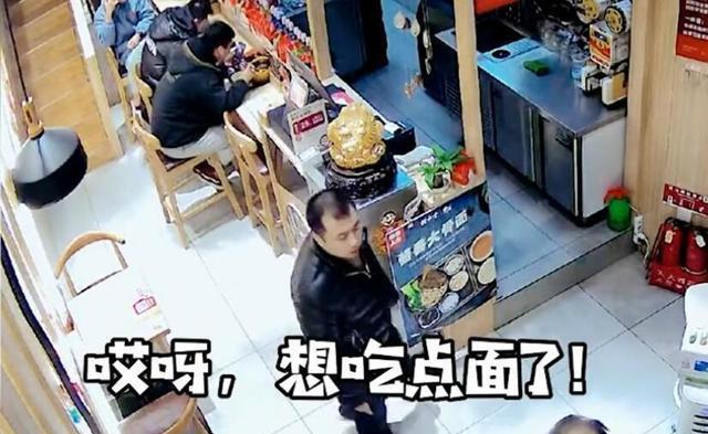 让人寒心！大爷进店讨饭还挑食刁难店主，到底发生了什么？