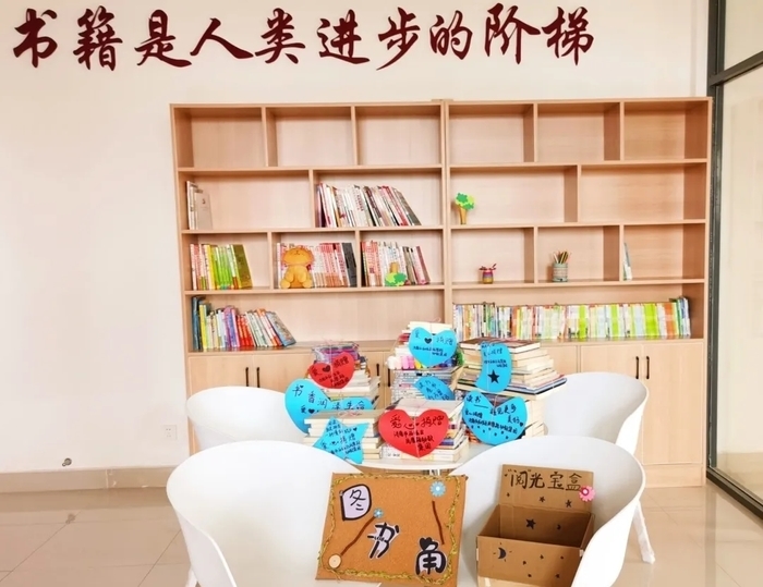 历城区凤凰路幼教集团走进赵家庄设立爱心图书角