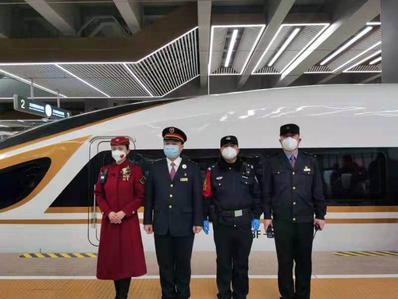 京哈高铁全线贯通 北京铁警今晨值乘首趟旅客列车