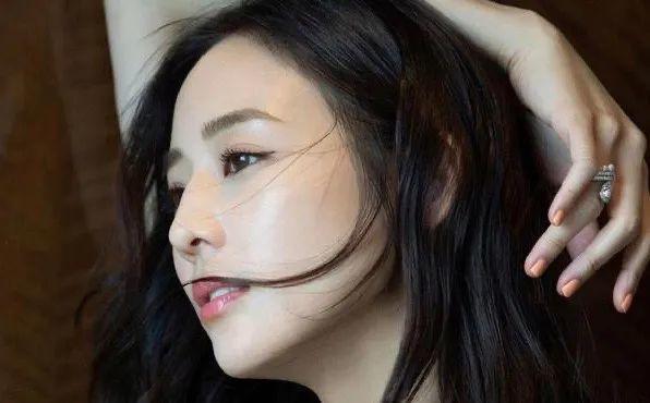 岳云鹏把壁纸换成张钧甯名字 张钧甯不红可她是真的美啊！