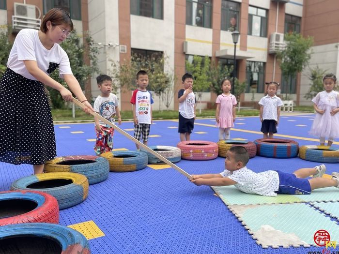 為進一步增強幼兒防溺水安全意識,幼兒園開展了防溺水應急演練活動.