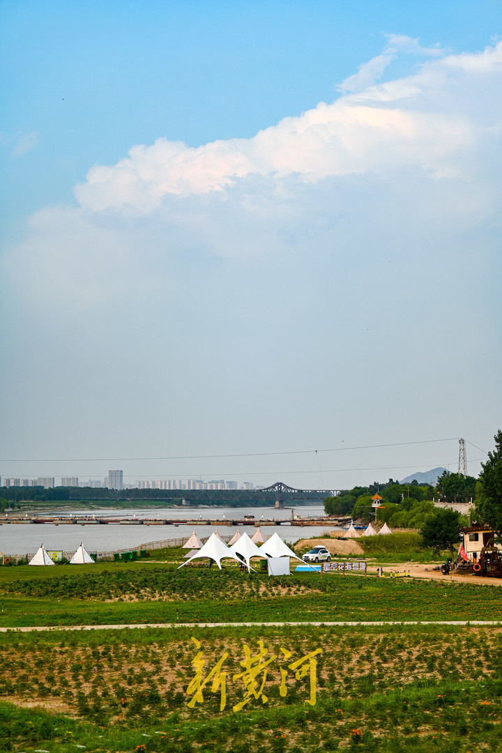 其中,在黄河南岸有两侧建在草地上的露营点,一处位于黄河泺口浮桥西侧