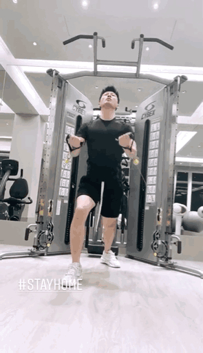 同居|何超莲窦骁疑已同居真的假的？赌王丧礼后何超莲高调秀恩爱暴露两人N多小秘密