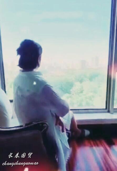 马丽产后近照曝光，怀抱宝宝坐在窗前，画面温馨幸福