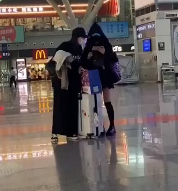 姐姐们太拼了！吴昕火车站练舞，网友惊叹吴昕的小粗腿变细了