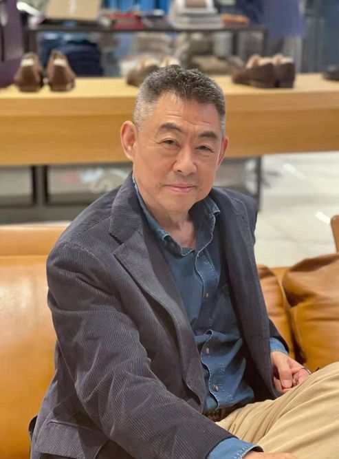 朱珠挺孕肚与爸爸逛街晒父女合照同款梨涡抢镜