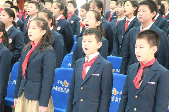 奥龙小学举行五年级寒假安全主题升旗仪式