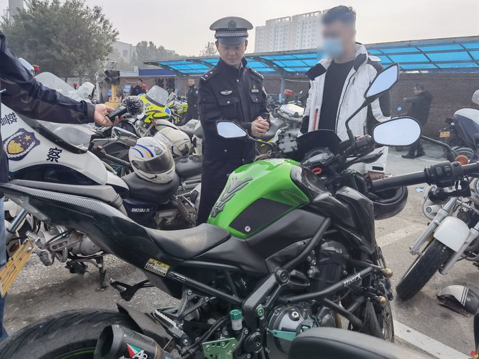 摩托車炸街擾民交警查你沒商量