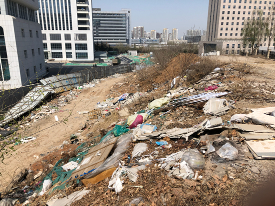 【啄木鸟在行动】舜风路与颖秀路交汇处东侧多处裸土和垃圾未覆防尘网