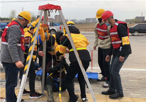 莱州举行有限空间作业应急救援演练