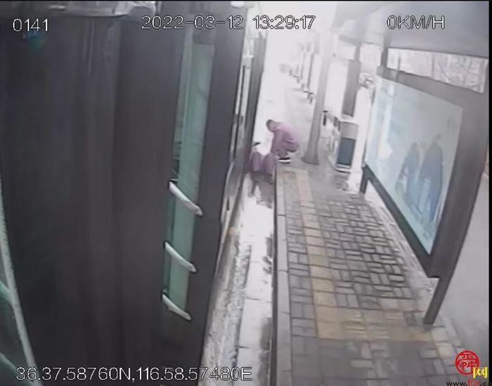 老人雨中摔倒 济南公交驾驶员暖心帮扶
