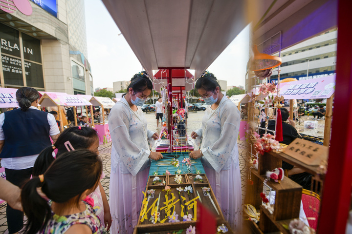 泉城首个粉色主题夜市满眼尽是浪漫的气息