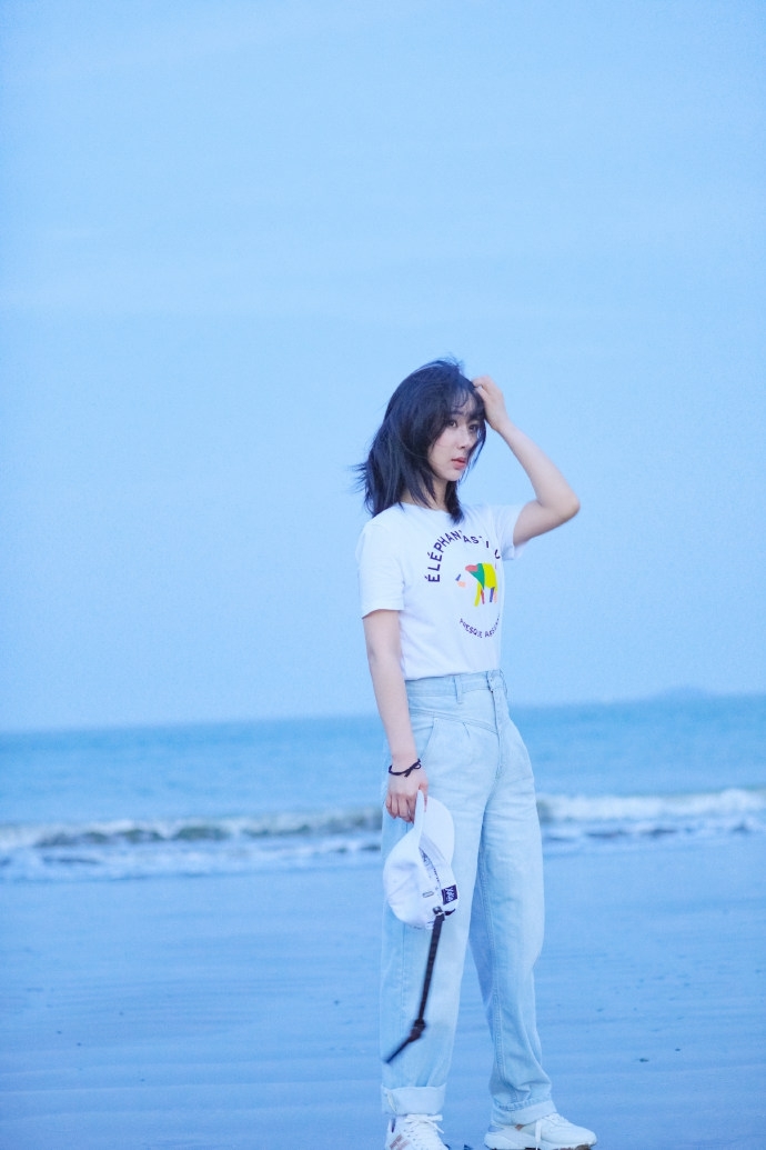 杨紫一身清爽装扮漫步海边长发飘逸眼神温柔