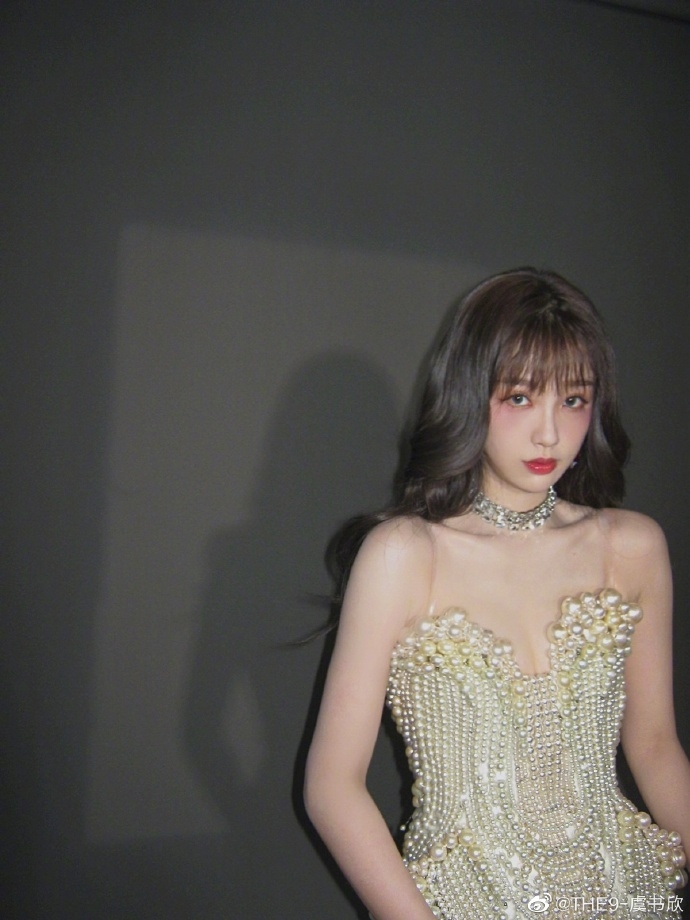 虞书欣穿珍珠抹胸上衣秀香肩对镜掐腰搞怪俏皮可爱