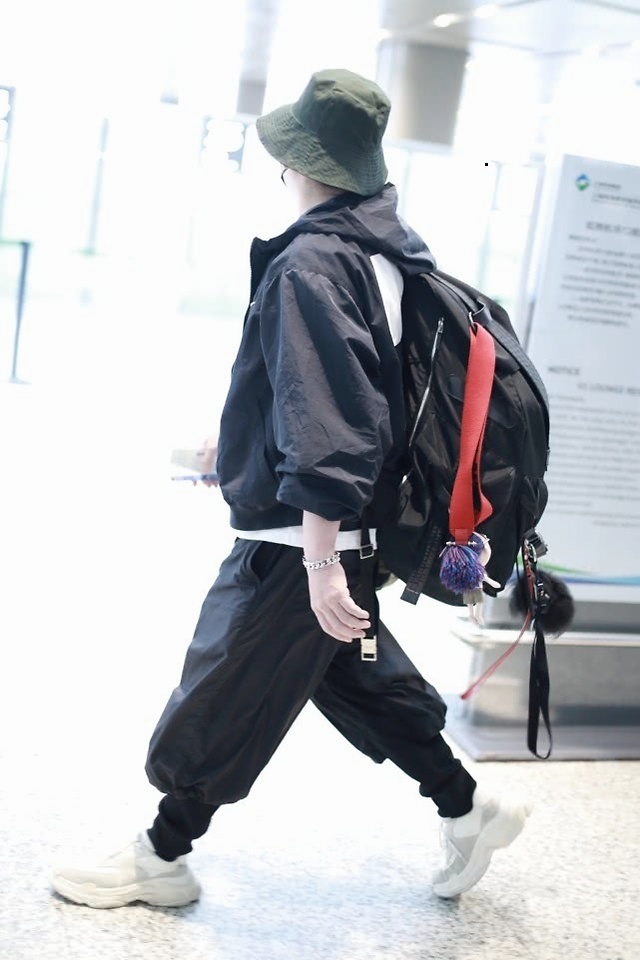 钱枫因体重上热搜后首亮相 巧用帽子挡脸实力低调