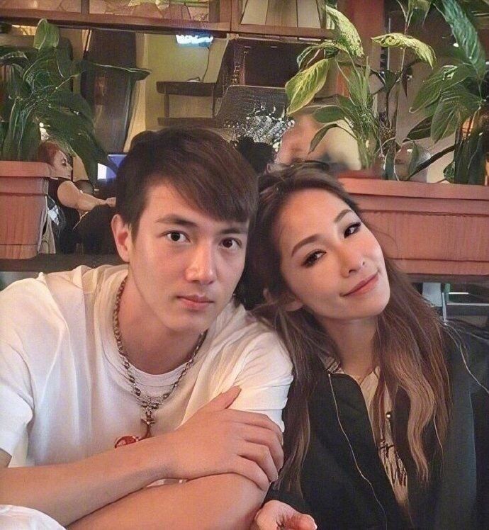 萧亚轩两位大咖好友王力宏,张韶涵录视频为他加油打气.