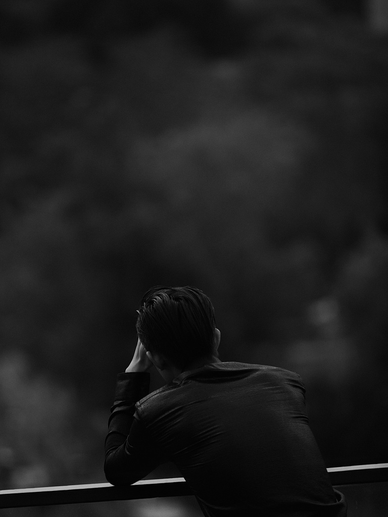 照片中他漫步云雾和阁楼之间,身穿一袭黑色西装一展成熟男性魅力,在茶