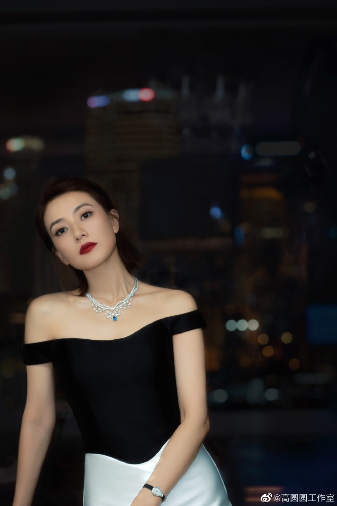 高圆圆穿一字肩连衣裙简约大气短发红唇气场十足