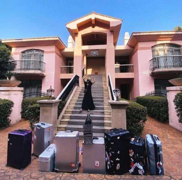 姐姐们太拼了！吴昕火车站练舞，网友惊叹吴昕的小粗腿变细了