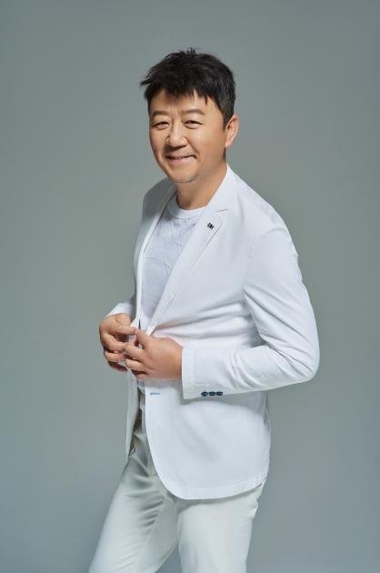 郭涛时尚大片曝光西服搭配绅士感十足