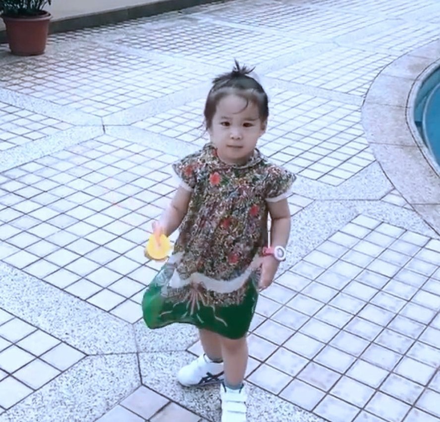 同居|何超莲窦骁疑已同居真的假的？赌王丧礼后何超莲高调秀恩爱暴露两人N多小秘密