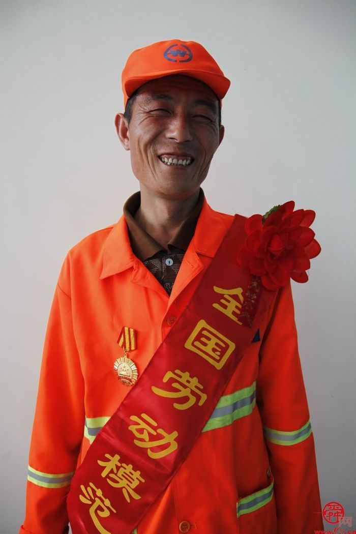 全国总工会慰问济南机扫大队全国劳动模范马洪亮