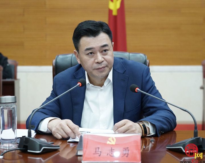 章丘区委书记马志勇主持会议并讲话.