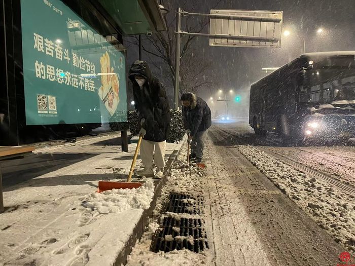 下雪了！掌上城管“随手拍”志愿服务队走上街头清雪除冰