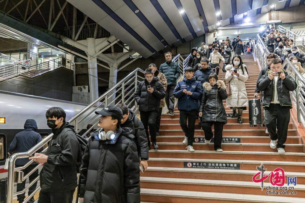 新春走基层】2024年春运大幕拉开 北京地区首趟高铁列车从北京西站发出