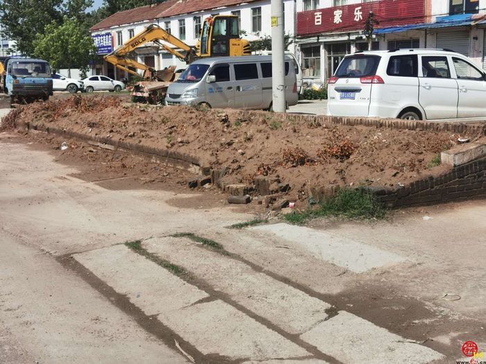 啄木鸟行动济阳区220国道路旁渣土裸露