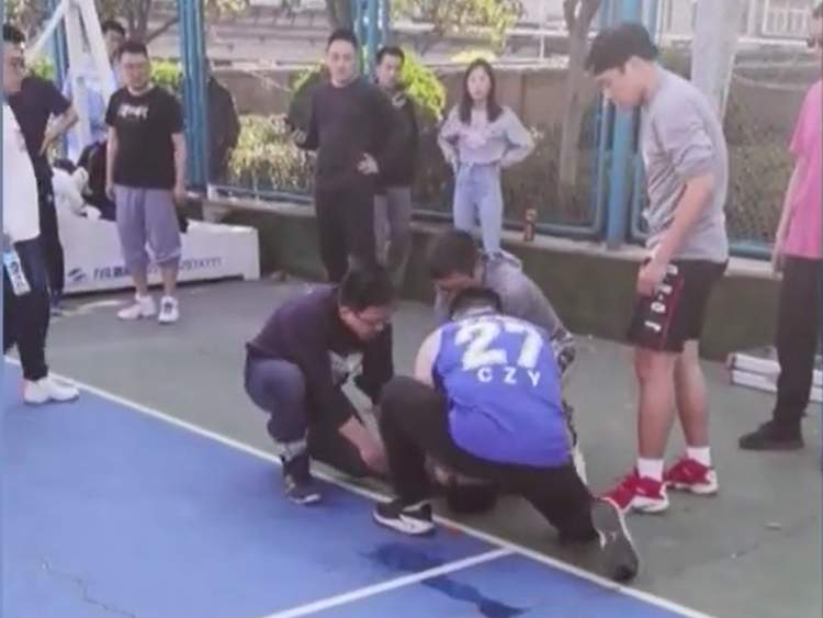 济南一男子打篮球心脏骤停 医生市民轮流按压抢回一命