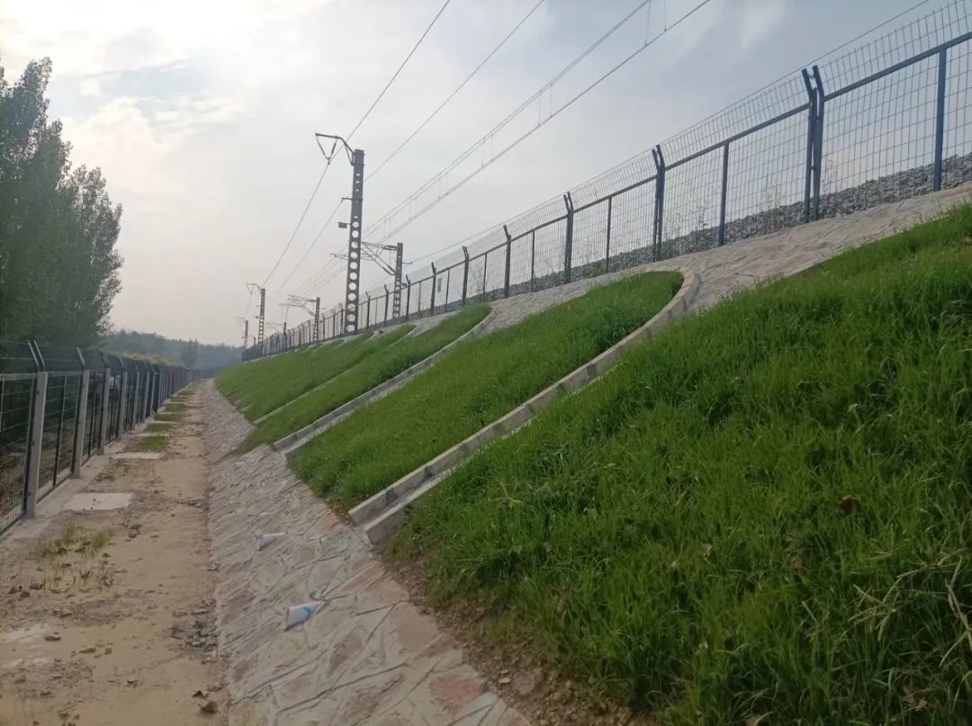 加固工程顺利完工,此项工程的顺利完工加固了邯济铁路既有路基本体