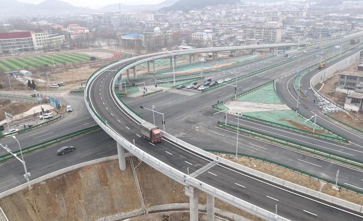 东西向高架及地面道路放开通行，仲宫互通立交桥全面启用